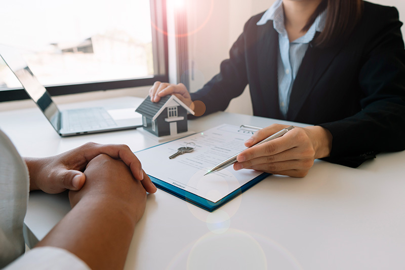 Buying,A,Home,Or,Insurance,Deal,,An,Insurance,Agent,Pointing